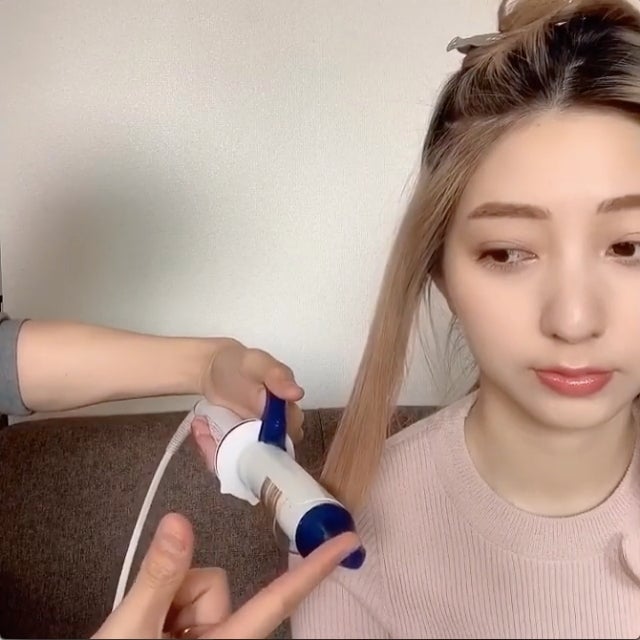 波巻きヘアアレンジをした女性