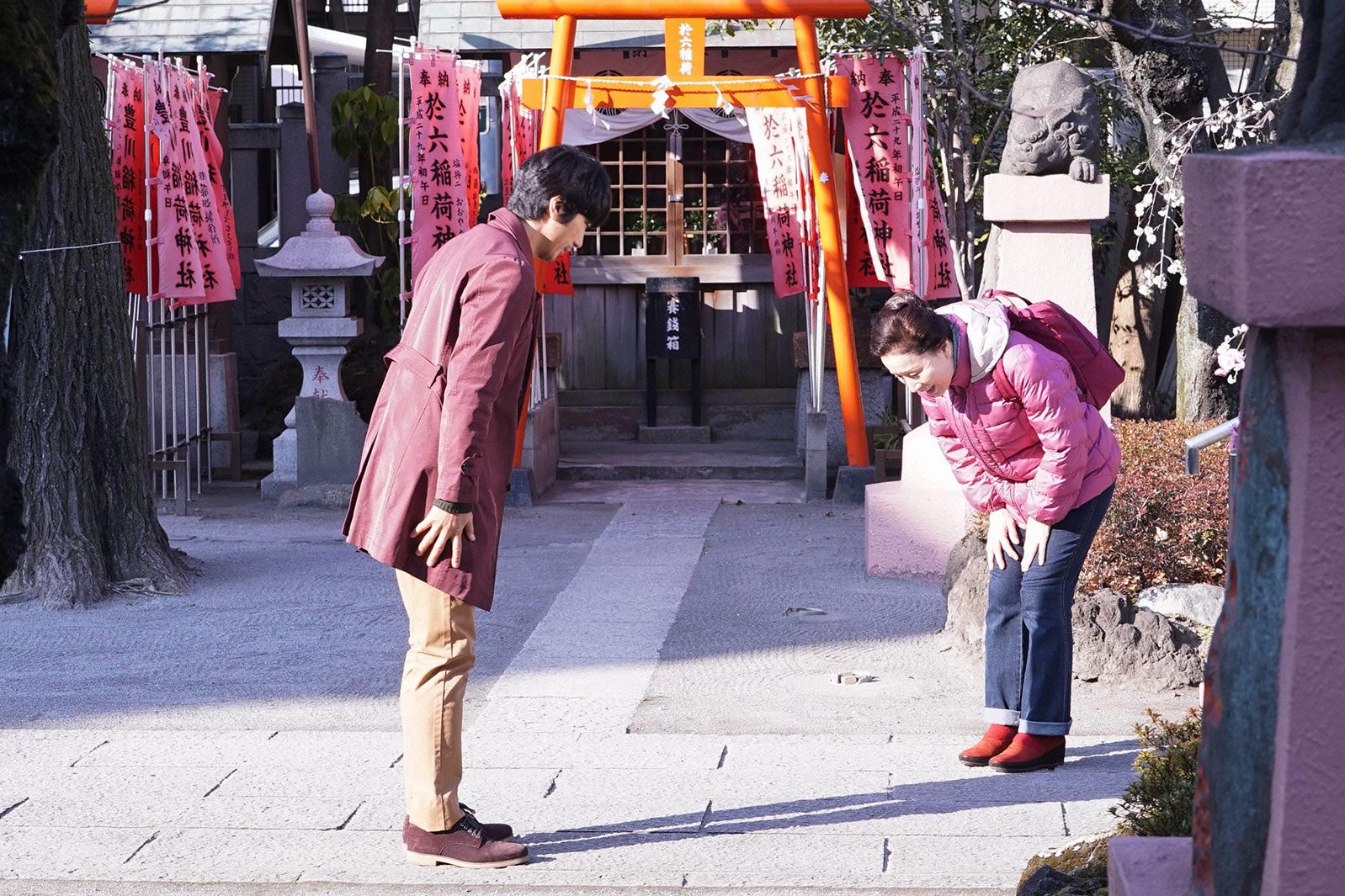 眞島秀和、高畑淳子／「隣の家族は青く見える」第8話より（C）フジテレビ