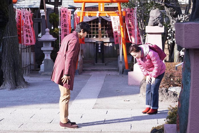 眞島秀和、高畑淳子/「隣の家族は青く見える」第8話より(C)フジテレビ