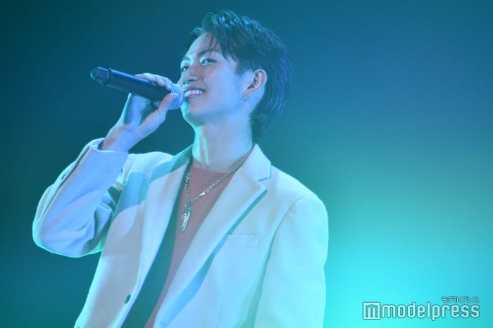 8LOOM楽曲をパフォーマンスする綱啓永「ホミパリ Twenty-2 Birthday Zepp Tour」(C)モデルプレス