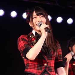 所信表明をする横山由依(C)AKS