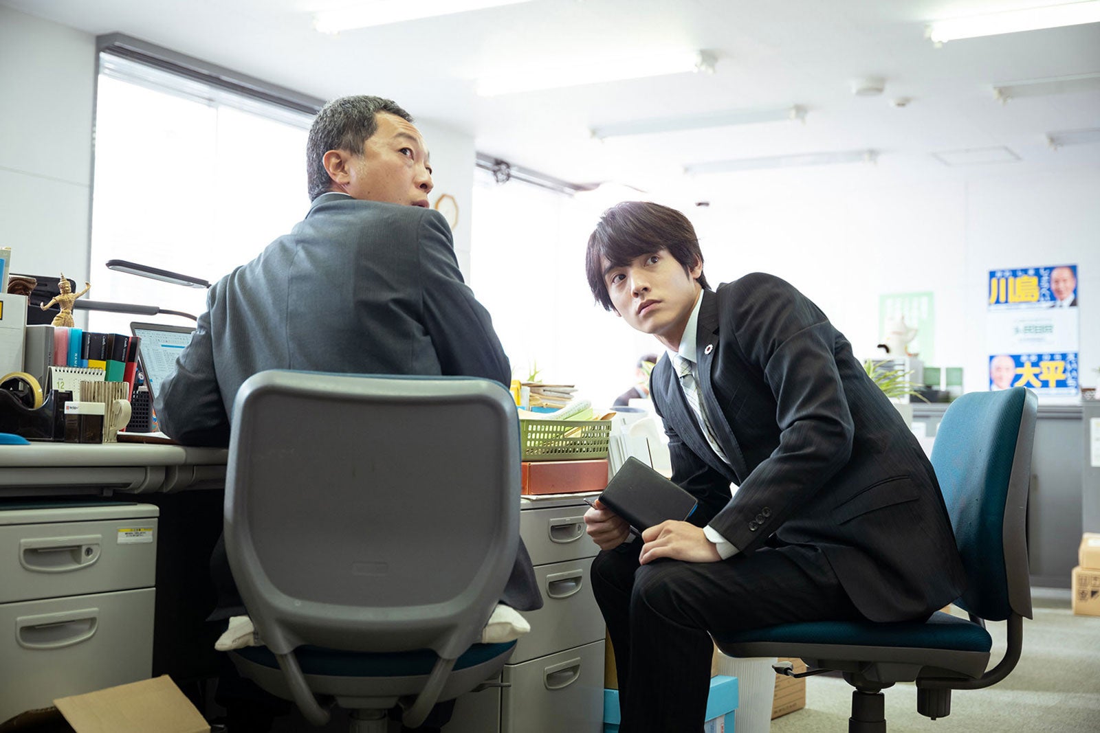 （右）赤楚衛二（C）2021「決戦は日曜日」製作委員会