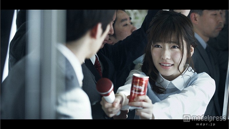 女子大生に扮した島崎遥香／ワンダ モーニングショットの新TVCM「毎日朝専用」篇（月曜日）より