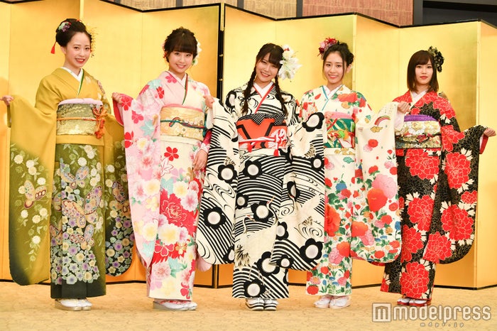 NMB48(左から)石塚朱莉、加藤夕夏、白間美瑠、内木志、古賀成美 (C)モデルプレス