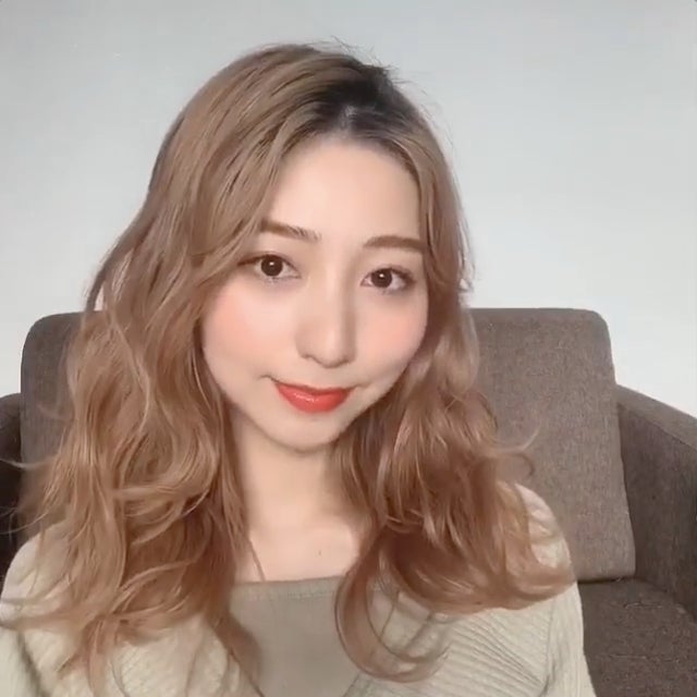 波巻きヘアアレンジをした女性