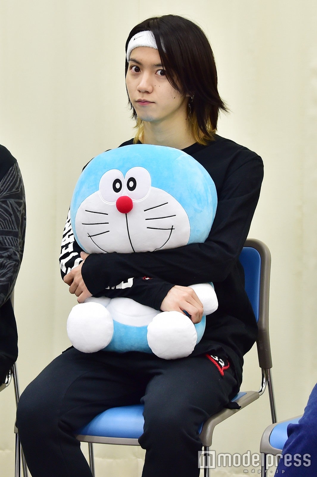 小越勇輝、突然のTwitter開始に俳優仲間も続々反応 “プロ”須賀健太のツッコミに困惑