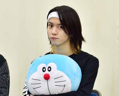 小越勇輝、突然のTwitter開始に俳優仲間も続々反応 “プロ”須賀健太のツッコミに困惑