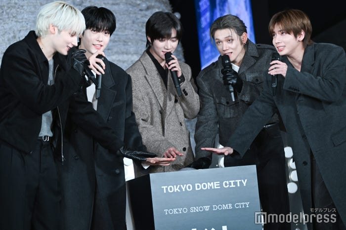 (左より)SOOBIN(スビン)、HUENINGKAI(ヒュニンカイ)、BEOMGYU(ボムギュ)、YEONJUN(ヨンジュン)、TAEHYUN(テヒョン)(C)モデルプレス