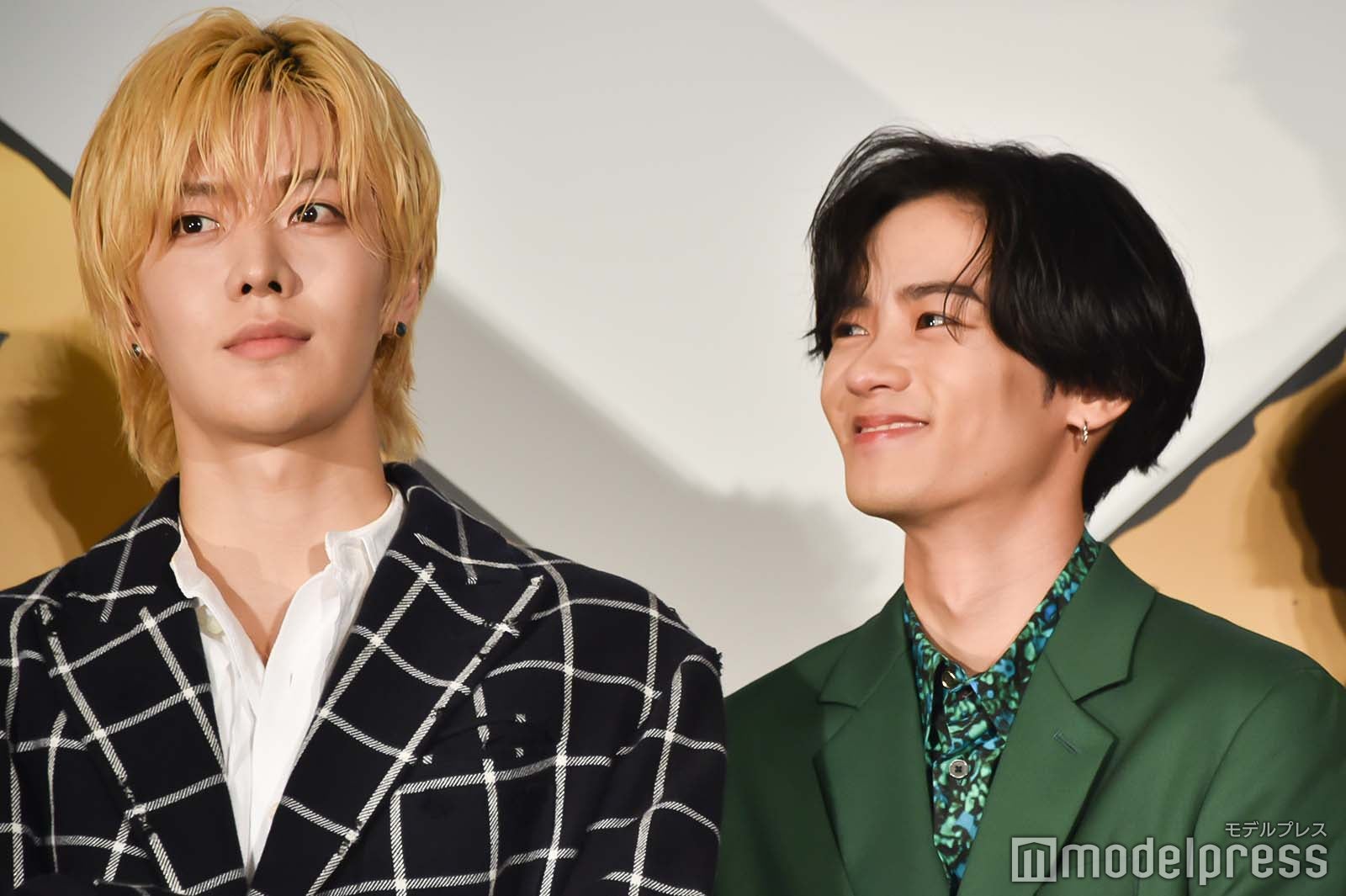 中本悠太を見つめる川村壱馬 （C）モデルプレス