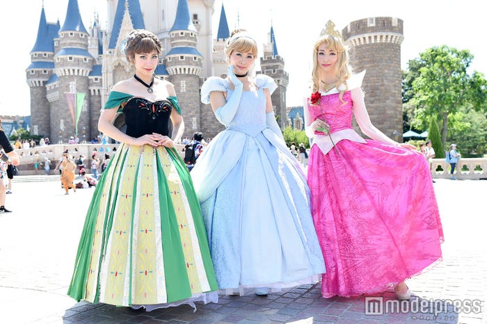 プリンセスの仮装(左から)まなみさん(アナ)、えりさん(シンデレラ)、なつさん(オーロラ姫)/(C)モデルプレス