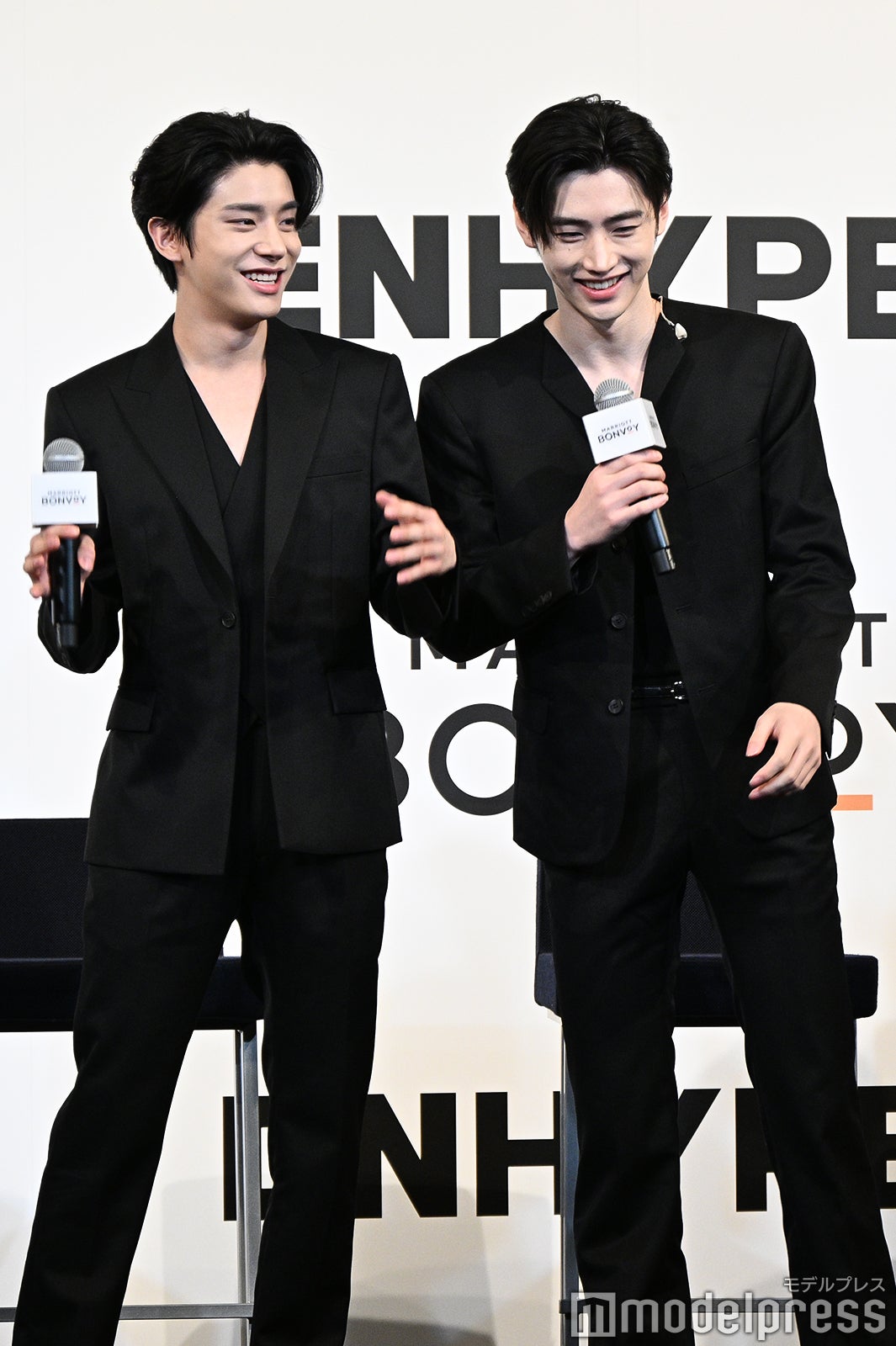 じゃれ合うJAKE（ジェイク）、SUNGHOON（ソンフン）（C）モデルプレス