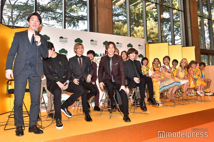 記者の質問に「やかましいわ!!」とツッコむ村上信五(左)と、爆笑するHey! Say! JUMPら/「ABUテレビソングフェスティバル」取材会(C)モデルプレス