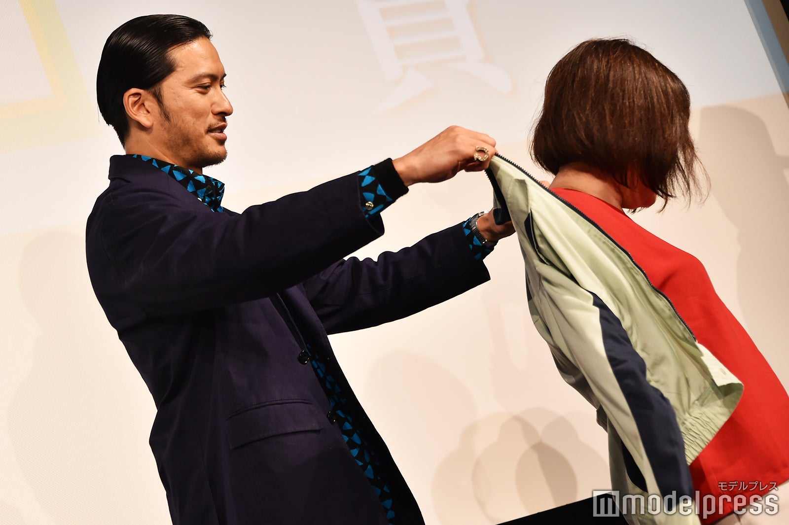 長瀬智也からジャケットが贈呈（C）モデルプレス