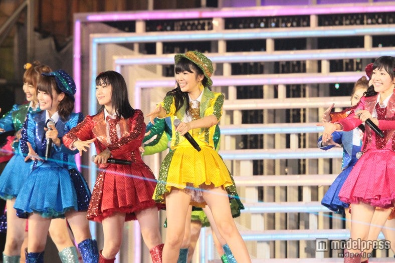 AKB48横山由依、初センターに抜擢 NMB48からサプライズ発表も AKB48横山由依、初センターに抜擢 NMB48からサプライズ発表も