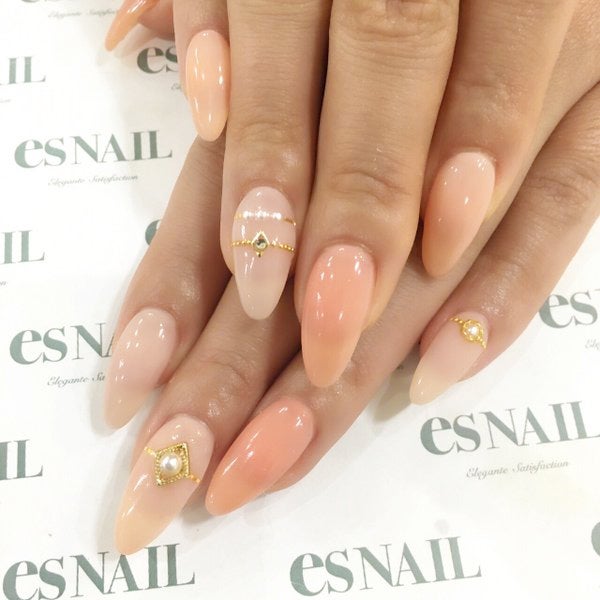 ベージュ系のオレンジを選べばオフィスにも◎（画像提供：esNAIL）