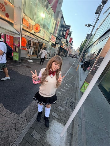 広瀬香美、金髪×ミニ丈制服の“ギャル美”姿で竹下通りに降臨「違和感なさすぎ！」「馴染んでます」