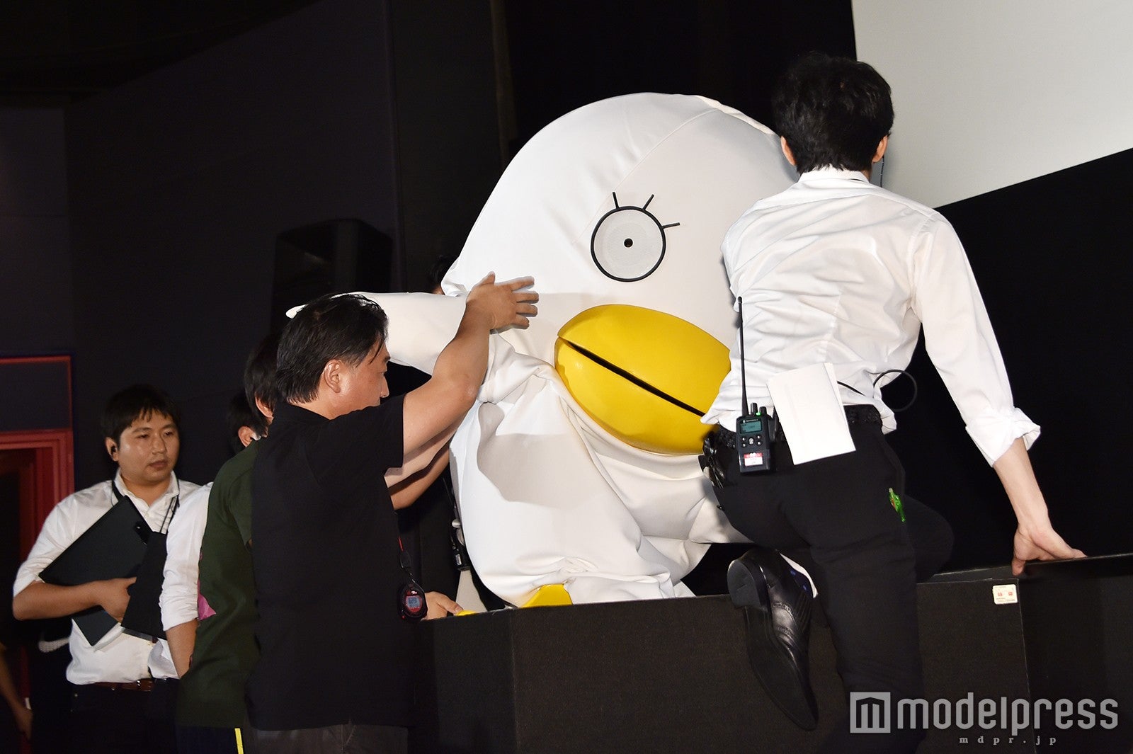 階段に苦労する山田エリザベス（C）モデルプレス