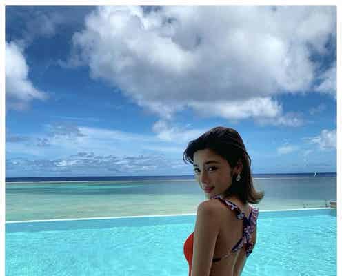 島袋聖南、SEXY水着で美ヒップ際立つ 恋人・石倉ノアが撮影