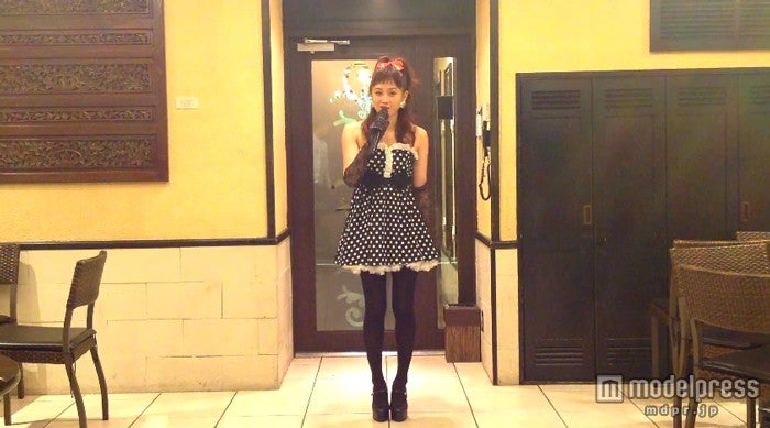 「ViVi」宮城舞、水玉ミニワンピでガチ歌披露 「バレンタイン」プレゼントにファン歓喜