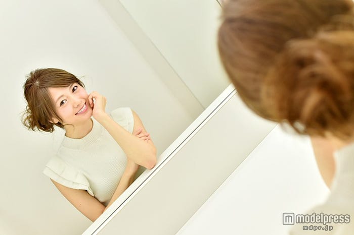モデルプレスのインタビューに応じた白石麻衣