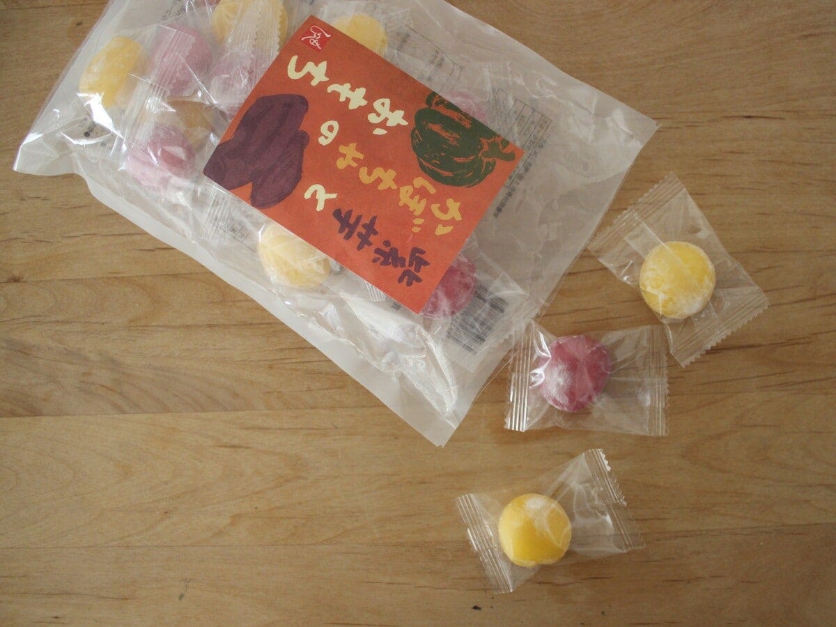 カラフルな彩りで気分も上がる、「紫芋とかぼちゃのおもち」