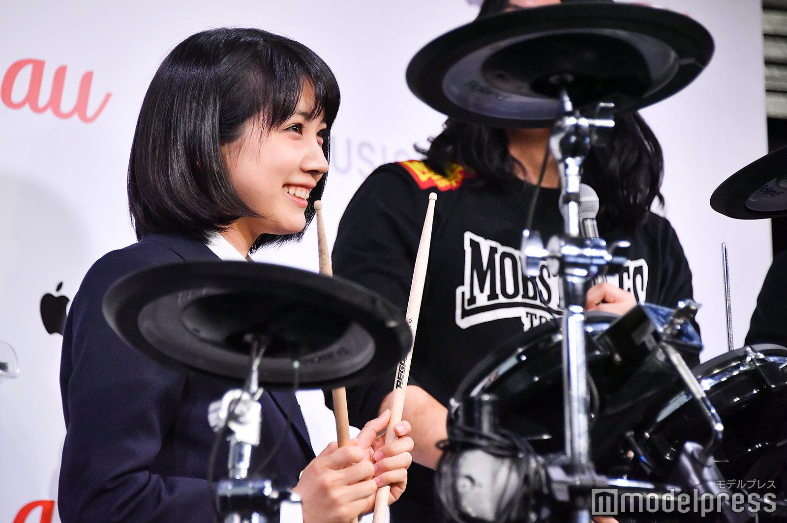 無茶振りにこたえドラムを披露する松本穂香（C）モデルプレス