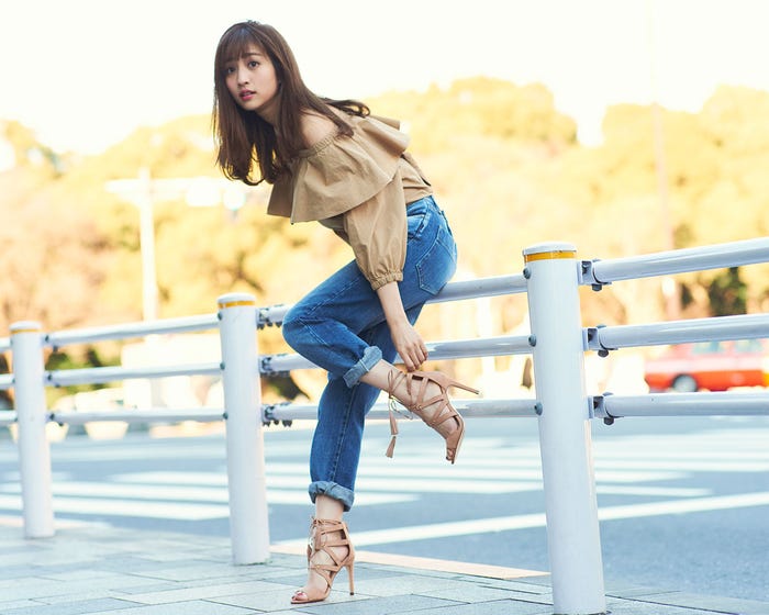 レースアップサンダル¥3,290/FOREVER 21、オフショルブラウス¥15,000/luxluft(ミニョン エ アンシェヌマンルミネ有楽町店)、デニムパンツ¥24,000/ダブルスタンダードクロージング(フィルム)(C)TOPLOG