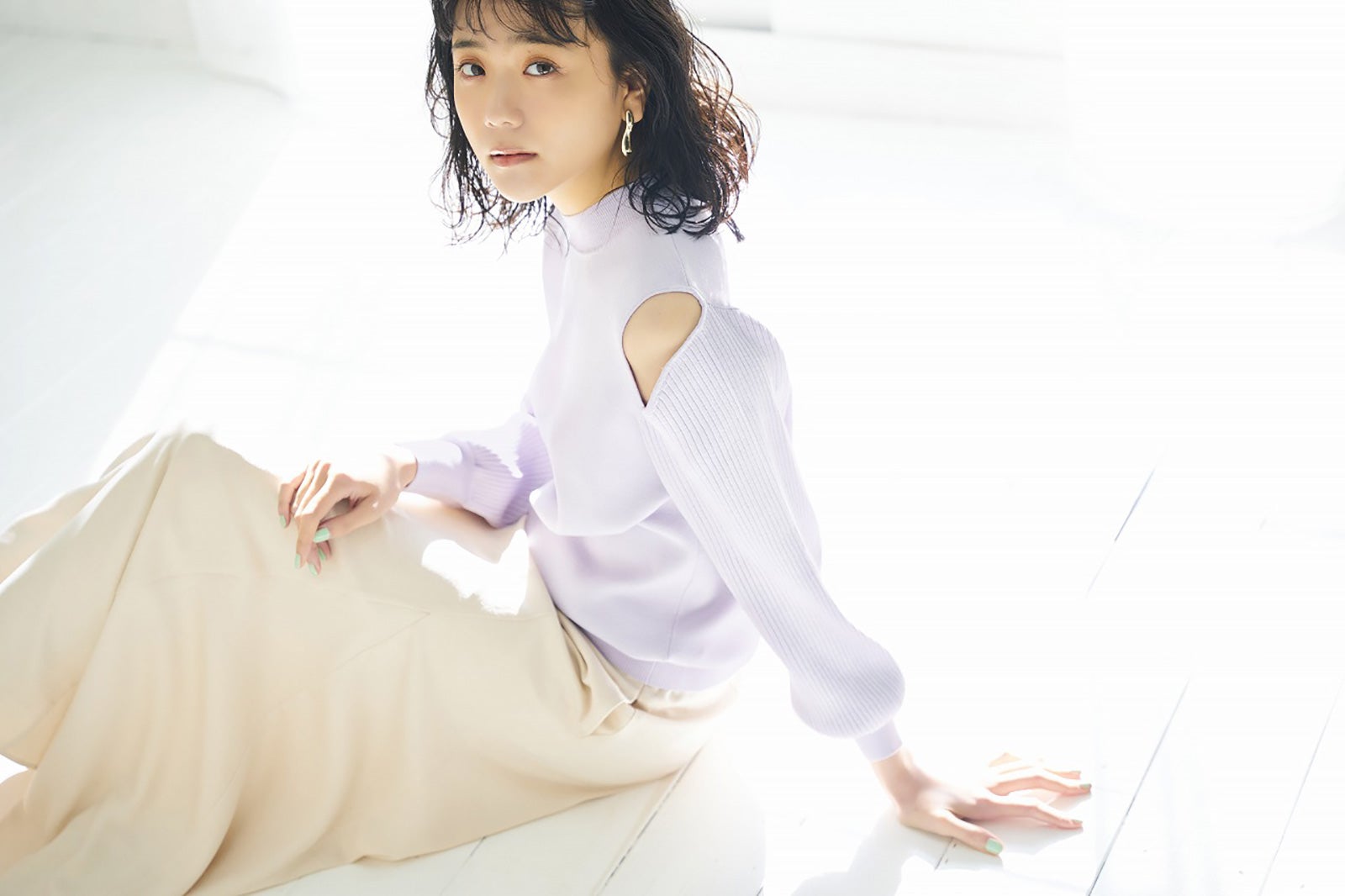 松井愛莉、上品な春コーデで魅了