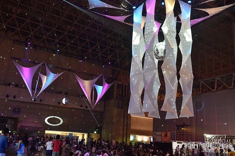 ミラーボールが輝きクラブのような空間に／幕張メッセエリアの様子