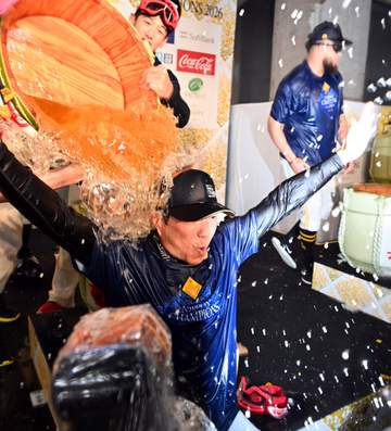 ソフトバンク ビールかけ前にまさか 栗原が近藤をステージに呼んで小久保監督に謝罪「3、4番がノーホームラン、ノー打点。それでも4連勝。すごい」