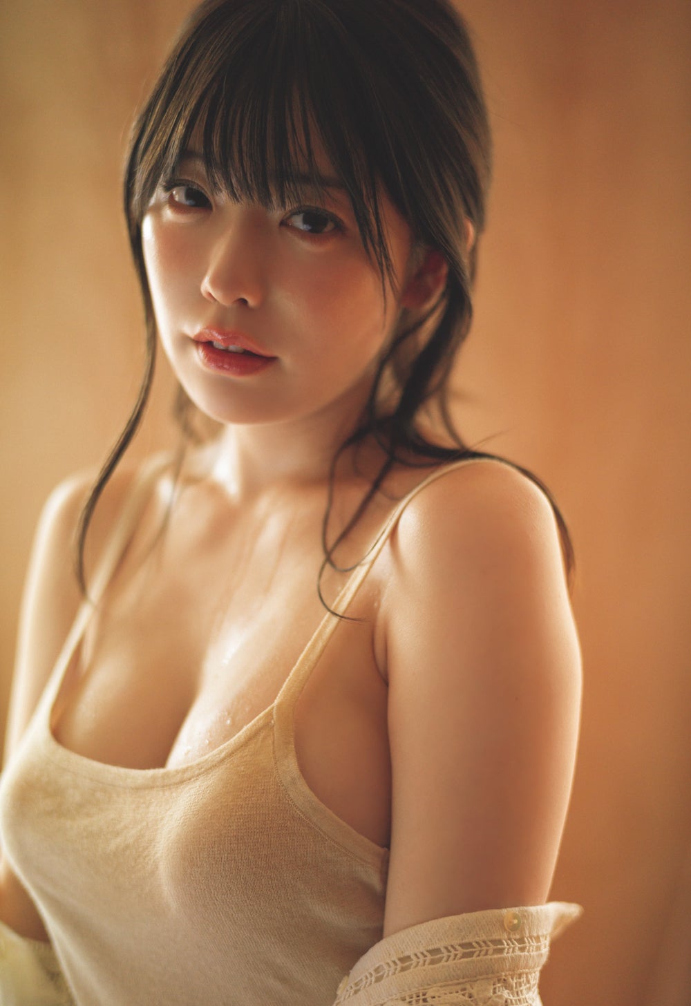 “津田塾大卒アイドル”塩見きら、 汗滴るキャミソール姿で美バストチラリ