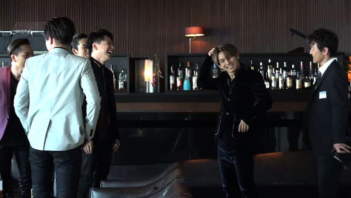 “マネージャー”を三代目J Soul Brothersメンバーに紹介(C)2016「ナイトヒーローNAOTO」製作委員会