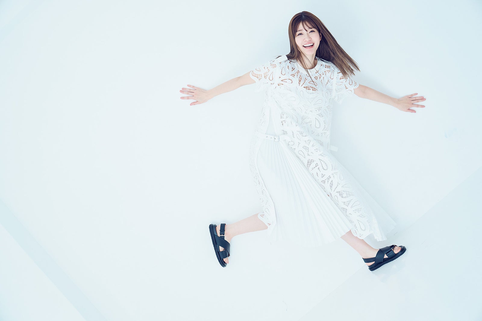 生見愛瑠、爽やか白ワンピでヘルシーな肌見せ