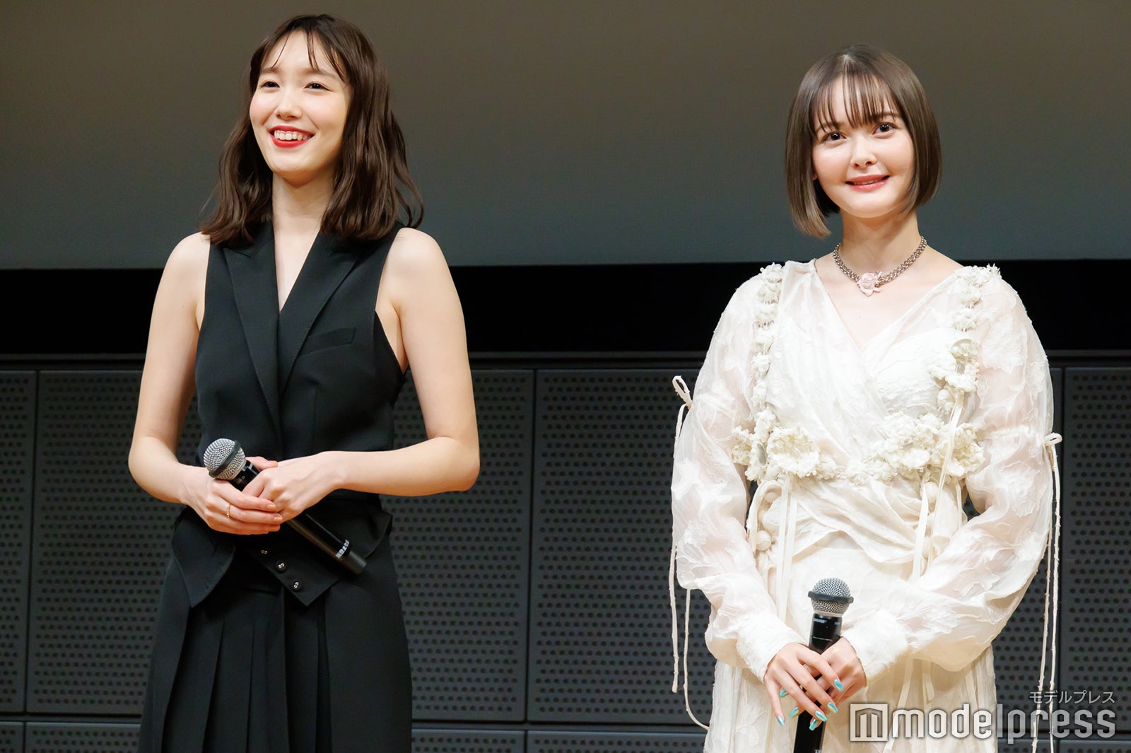 飯豊まりえ、玉城ティナ（C）モデルプレス