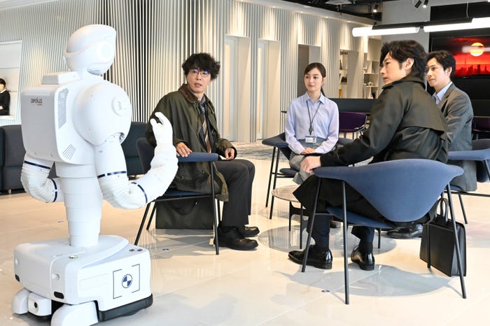 (左から時計回り)ユースケ・サンタマリア、内田理央、西村和彦、ディーン・フジオカ(C)日本テレビ