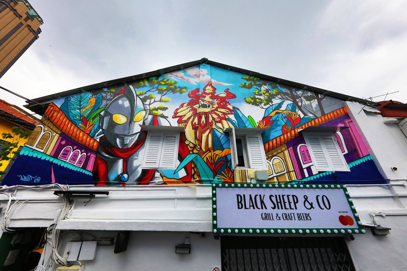 2022年3月、ハジレーンにお目見えしたウルトラマンの壁画。／提供画像