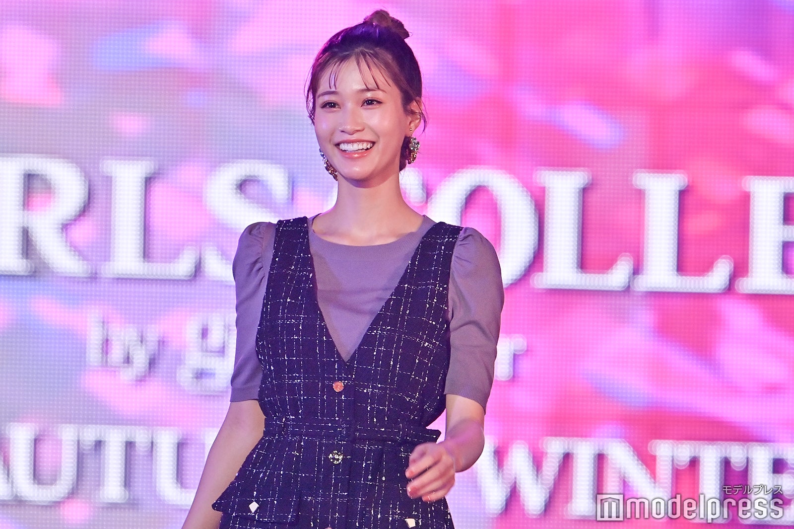 生見愛瑠、ミニ丈ワンピで美脚披露 次世代ネオガーリーファッションで弾ける笑顔＜TGC2021A／W＞