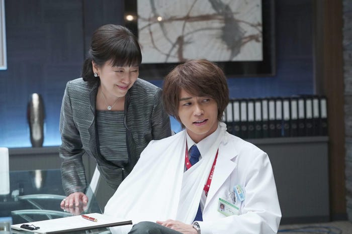 かたせ梨乃、東出昌大/「コンフィデンスマンJP」第4話より(C)フジテレビ