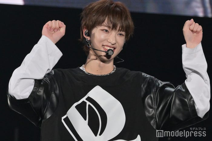 「チンチャおかしい」ポーズをレクチャーするHARUA「BEAT AX」&TEAM(C)モデルプレス