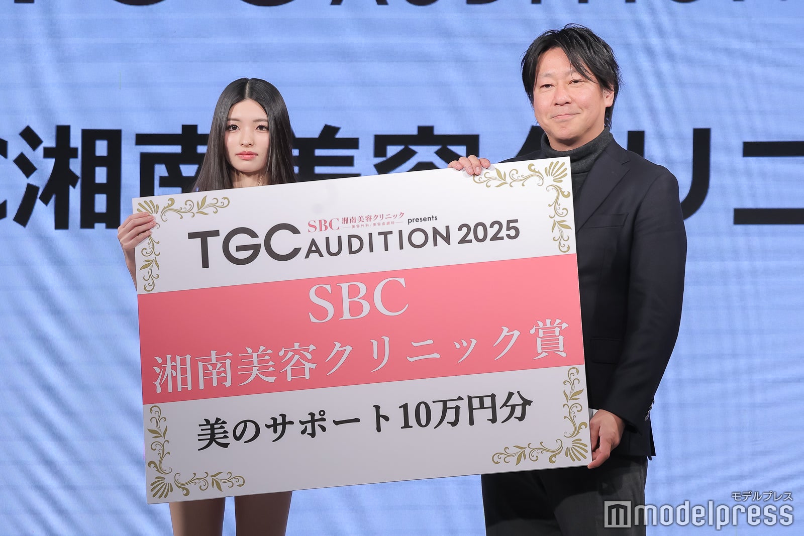 （左）スミレさん（C）モデルプレス