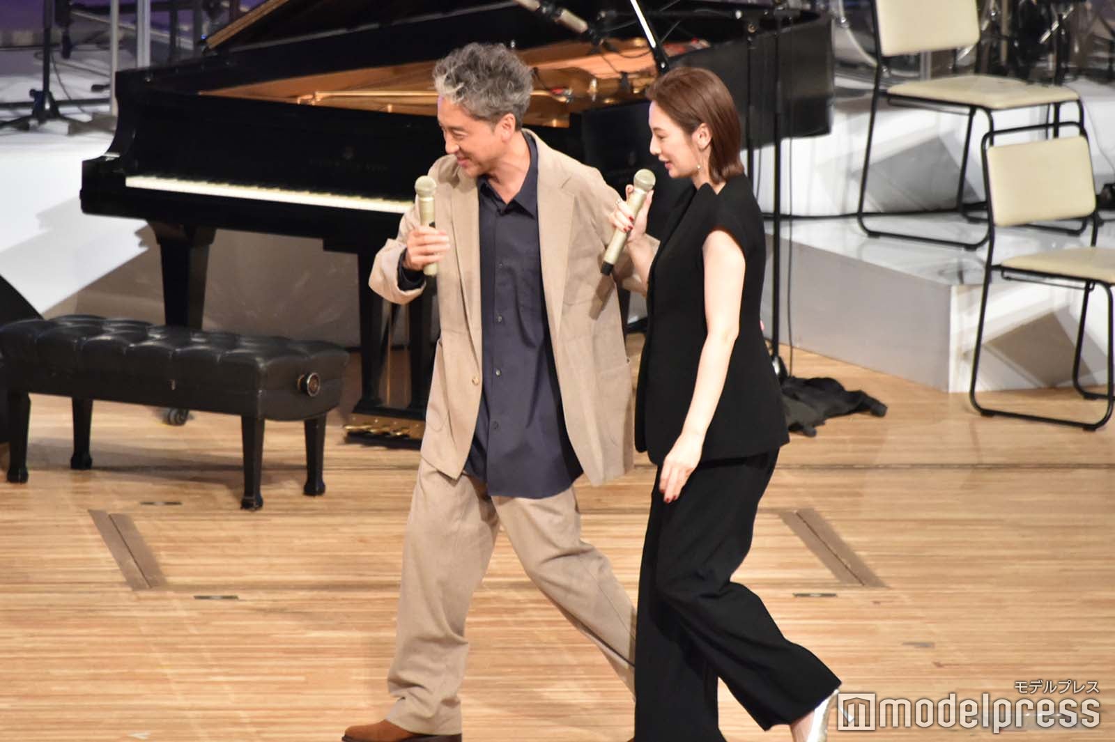 松本潤に振られ第2部を始めようとするムロツヨシ、北川景子（C）モデルプレス