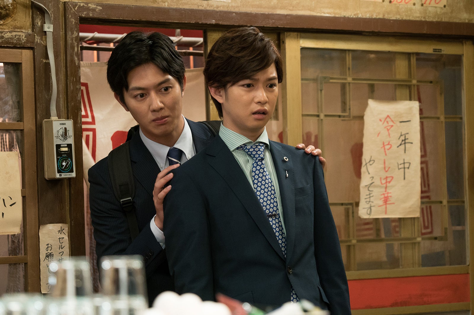 工藤阿須加、千葉雄大／SPドラマ「帰ってきた家売るオンナ」より（C）日本テレビ