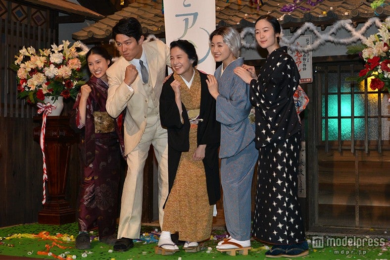 （左より）土屋太鳳、鈴木亮平、吉高由里子、仲間由紀恵、黒木華