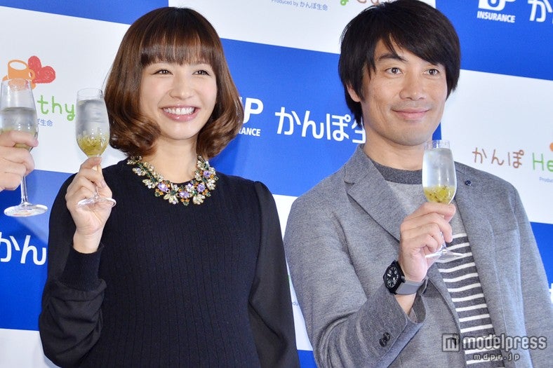 【左から】優木まおみ、中西哲生、