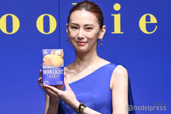 新商品を手に持つ北川景子(C)モデルプレス