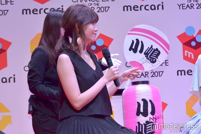 フリマアプリに出品された「こじまつり」グッズ&小嶋陽菜(C)モデルプレス