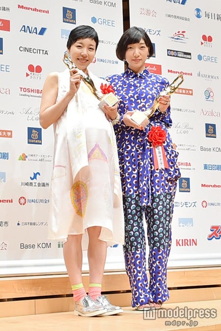 (左から)安藤桃子、サクラ姉妹