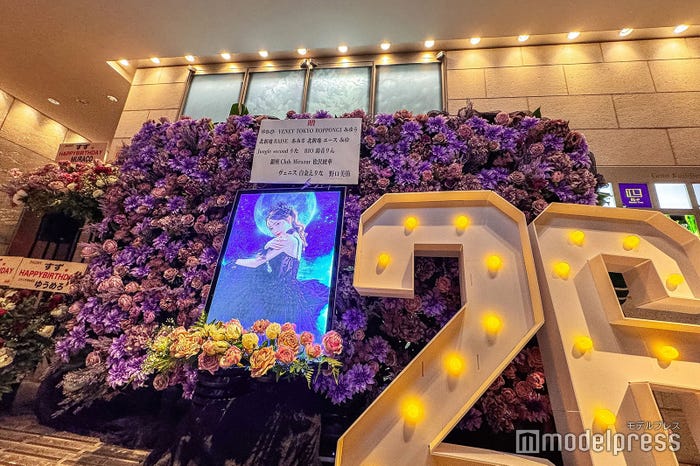 店舗入口。写真と年齢を表す数字のオブジェで去年よりパワーアップ(C)モデルプレス