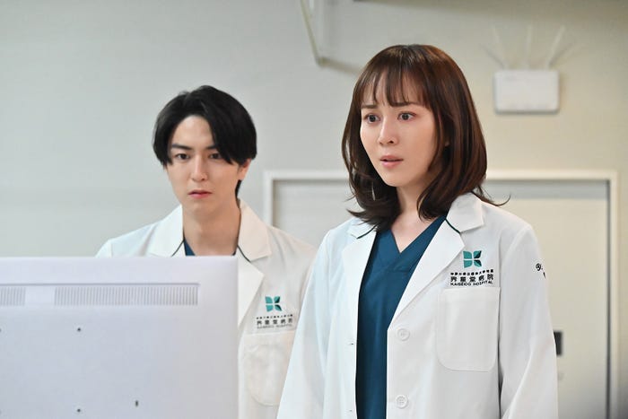 稲葉友、比嘉愛未/「大病院占拠」第5話 (C)日本テレビ