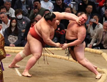 大関安青錦は痛恨4敗目 綱とり絶望的 熱海富士の圧力に屈し連敗 熱海富士は先場所の雪辱 1敗で豊昇龍、高安ら6人が首位